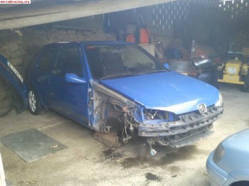 Se vende o cambia 106 sport con golpe