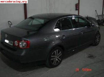 Volkswagen jetta 1.6 fsi- coche con golpe
