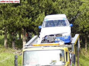 Corsa de rallyes con golpe delantero