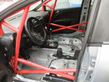 Carroceria de seat león ii con barras antivuelco montadas y 