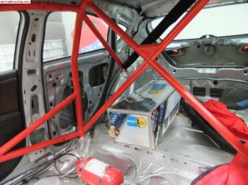 Carroceria de seat león ii con barras antivuelco montadas y 