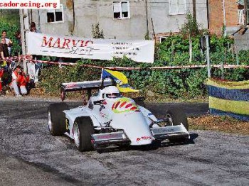 Formula 3 y equipo para montaña o circuito.