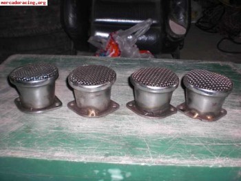 Trompetas de admisión con rejilla.