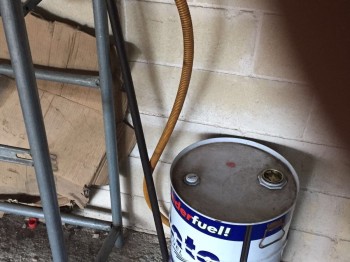 Se vende bomba manual para echar gasolina y se regala bidon