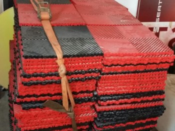  suelo para box y equipamiento variado. 