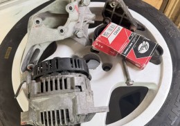 Soporte de alternador original de clio sport ragnotti y alternador original