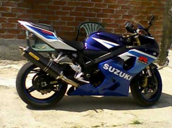 Se vende suzuki gsxr 600 del 2005.