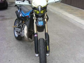 Se vende o cambia por coche husvarna 125cc 2t supermotard.20