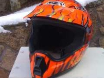 Se vende casco de motocross -- > 25 € muy poco uso