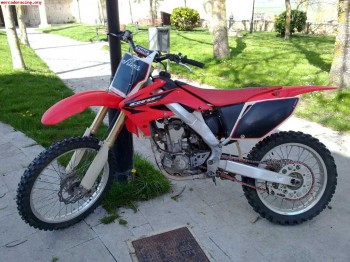 Se vende honda crf cross del 2005 2200€ y cr 125cc del 2001