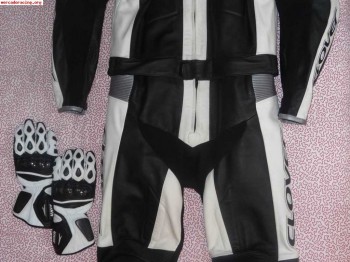 Equipo moto carretera, mono, botas i guantes.