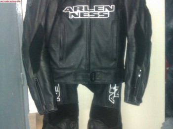 Mono de dos piezas de cuero negro.