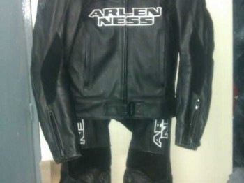 Mono de cuero dos piezas.