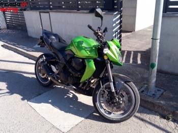 Se cambia z750 por coche de rally