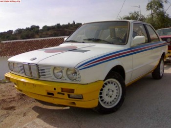 Se vende bmw320i averiado mas 323 para piezas