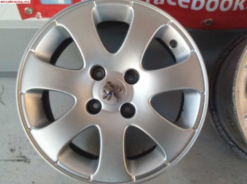 Una llanta de peugeot 307 hdi