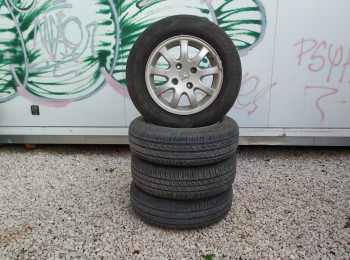 Se vende juego de 4 llantas marca ouragan