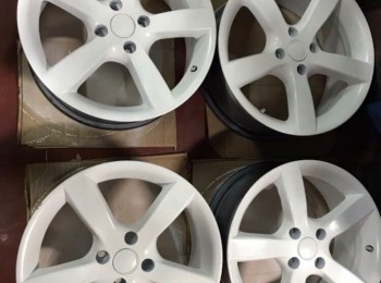 4 llantas en 17  con tornillaje 4x18