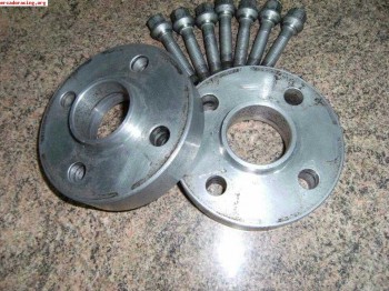 Se venden separadores 4x100 de 3cm con tornillos.