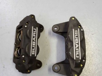 Pinzas delanteras 4 pistones y traseras 2 pistones subaru