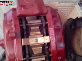 Pinzas de frenos delanteras brembo de cuatro pistones con pa