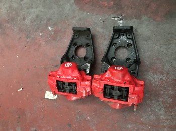 Pinzas de freno traseras doble piston con ferodo 2500 y soportes para 