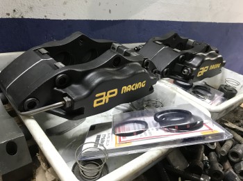 Frenos ap racing del desafío.