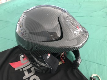 Casco stilo carbón piuma