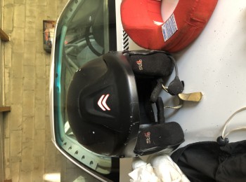 Casco ,centralita stilo collarín guantes sotocasco camiseta y pantalón