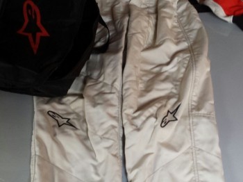 Se venden monos y guantes alpinestar y sparco