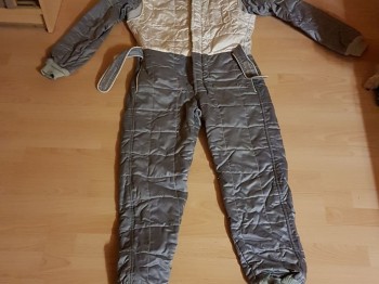 Equipación, piloto o copiloto. 