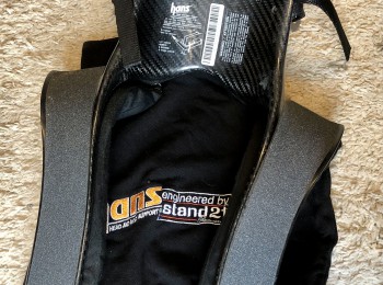 Hans stand 21 racewear de carbono