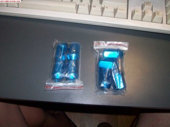 Vendo 8 tuercas de aluminio de ruedas