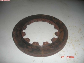 Discos de freno flotantes de 300mm.