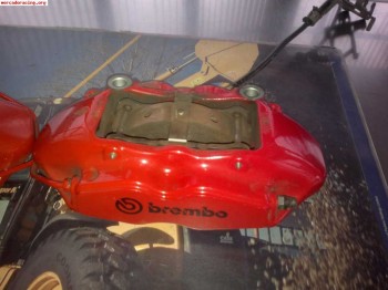 Frenos brembo 4 pistones grandes.