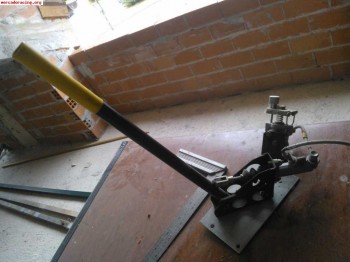 Freno de mano vertical con bomba y repartidor.