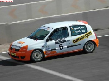 Compro material de la copa clio del año 2001 al 2005. cajas 