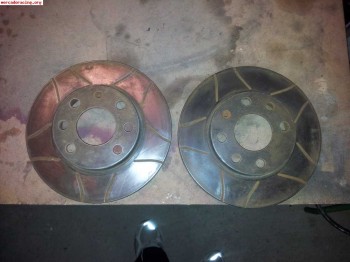 Vendo discos de freno rayados y ventilados.(100 euros)