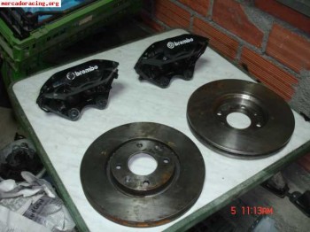 Frenos brembo de 4 pistones.