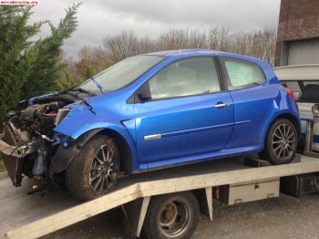 Se vende carroceria documenta de clio 200cv con golpe