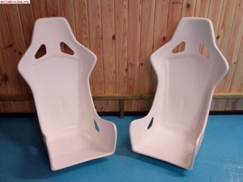 Asientos de fibra acabado en blanco o negro.   130 euros