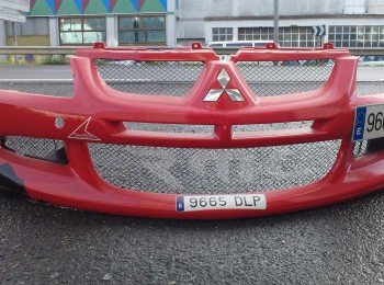 Paragolpes delantero de lancer evo 8 de plastico