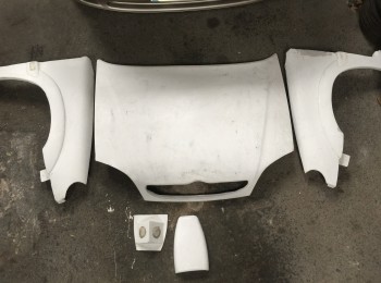 Capo, salpicadero flocado, toma aire cabina y aletas fibra saxo fase 2