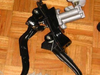 Caja de pedales con bombas de freno independientes