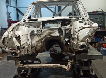 Se vende carroceria e30 con golpe