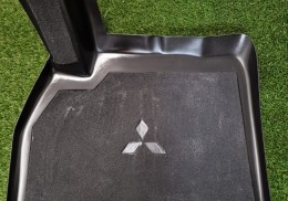 Reposapiés mitsubishi