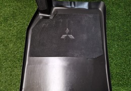 Reposapiés mitsubishi