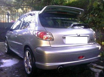 Se vende defensa trasera  original de 206 gt